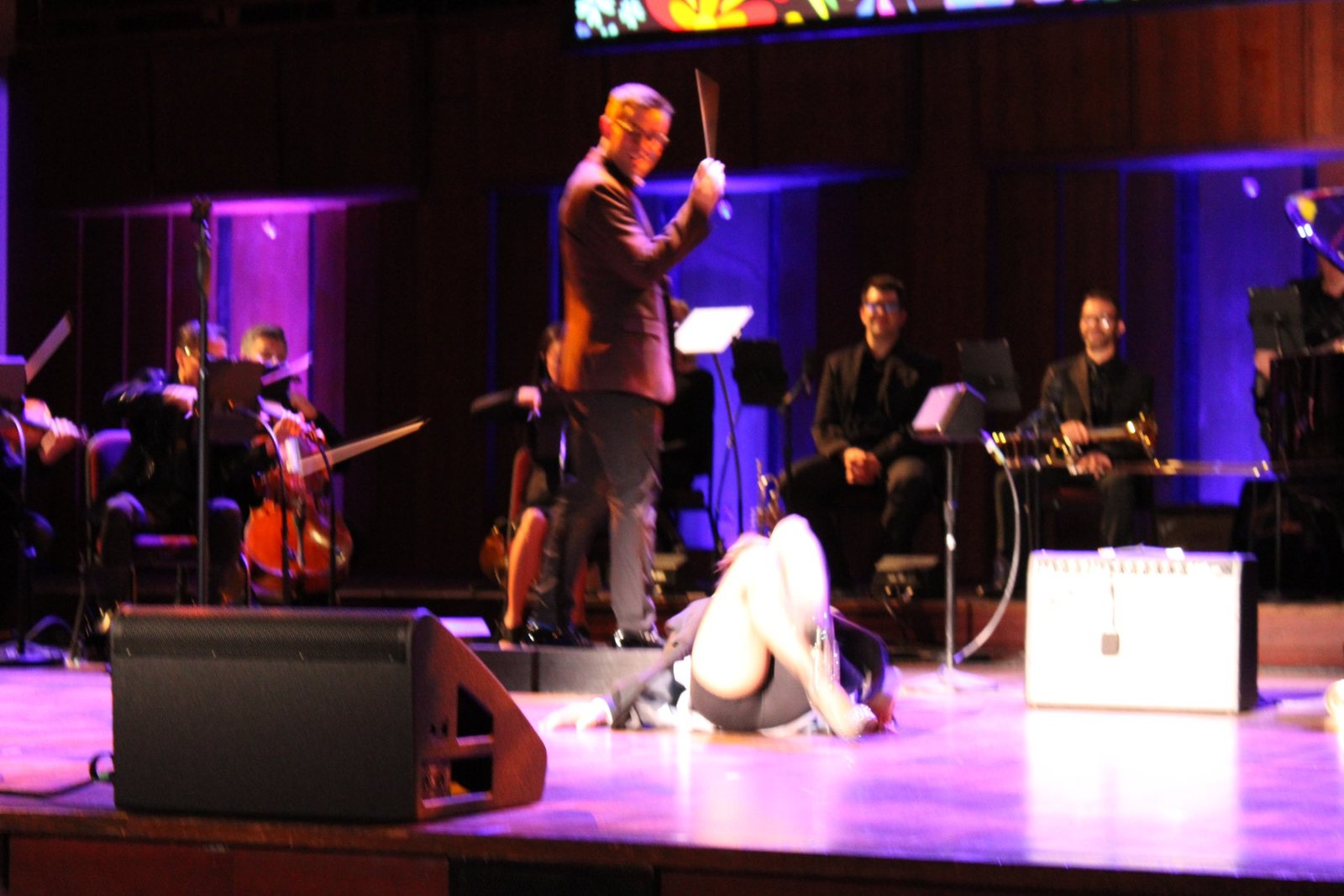 Video: Alejandra Guzmán se disloca la cadera al caer en concierto