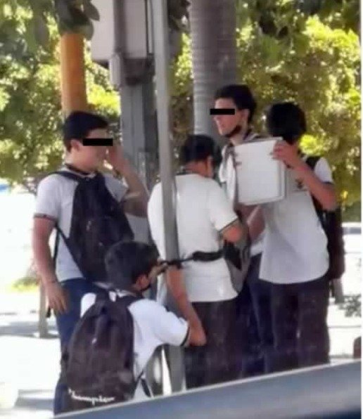 VIDEO: Alumnos de preparatoria amarran a compañero a un poste y le tiran sus libros