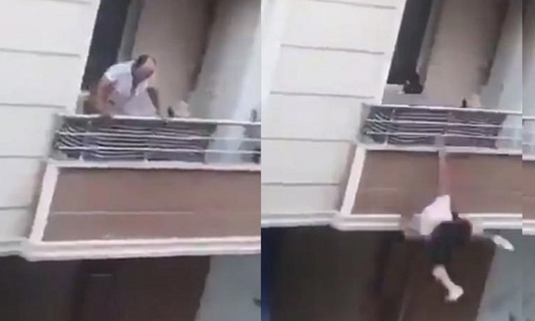 (VIDEO) Cae hombre desde balcón al lanzar objeto a peatón