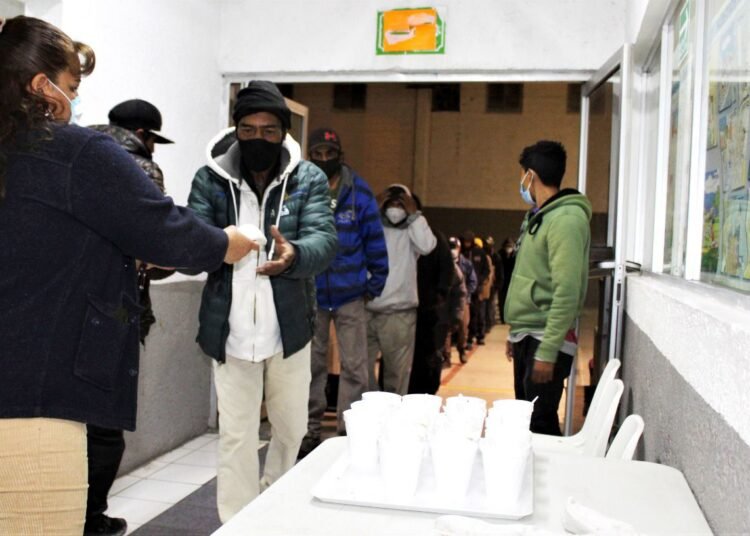 Brindan refugio temporal en albergues municipales a 72 personas