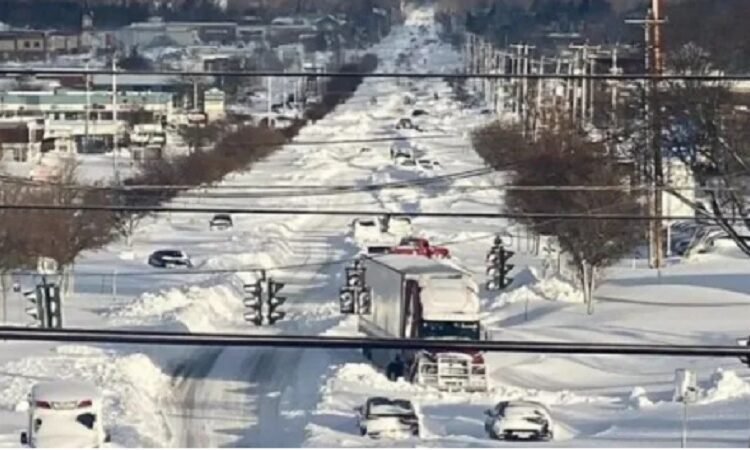 Siguen rescates en NY tras muertes por congelamiento de tormenta “Elliot”