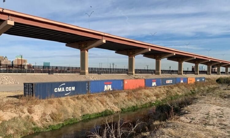 Intentan frenar paso de migrantes colocando contenedores entre Juárez y El Paso, Tx.