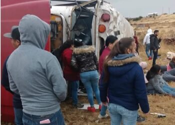 Vuelca camión de maquila en autopista Chihuahua-Cuauhtémoc y deja 19 heridos