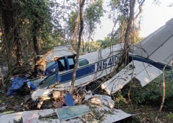 Desploma avioneta en Puerto Vallarta; rescatan a dos