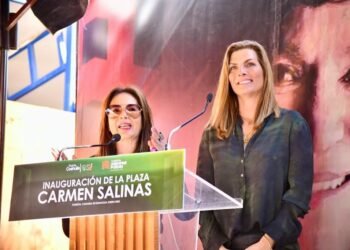 Yolanda Andrade y Montserrat Oliver inauguraron la Plaza en honor a Carmen Salinas. Foto: Especial.