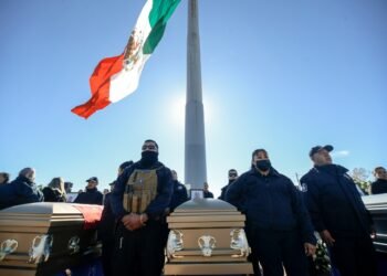 Despiden con honores a los 12 policías muertos tras fuga de 30 reos en Ciudad Juárez