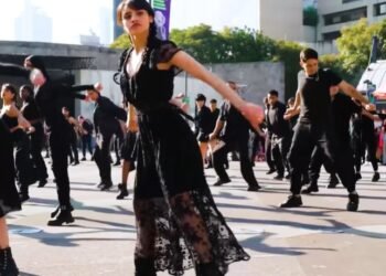 Recrean baile de “Merlina” en metro Insurgentes de CDMX y Netflix anuncia la 2ª parte