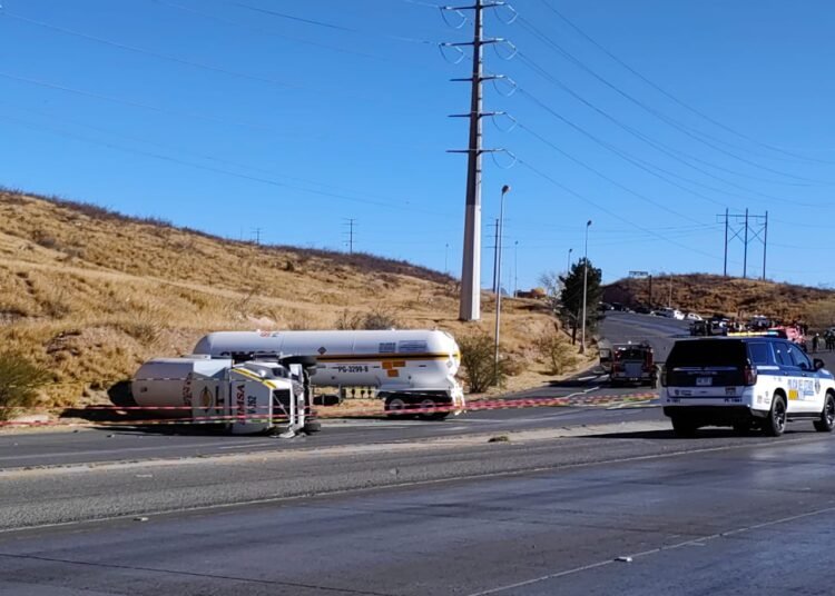 Vuelca pipa de gas carretera Aldama- Chihuahua