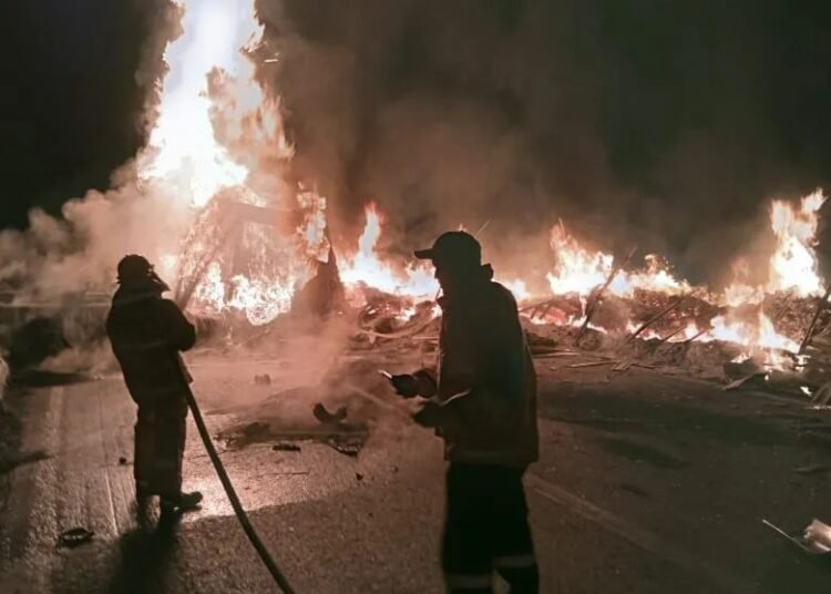 Choque de tráilers termina en incendio. Foto: Especial.