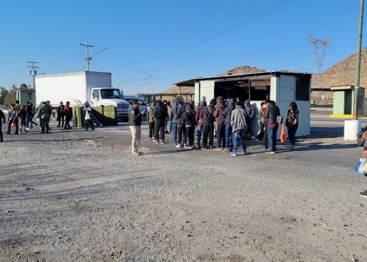 Migrantes en carretera Chihuahua-Juárez