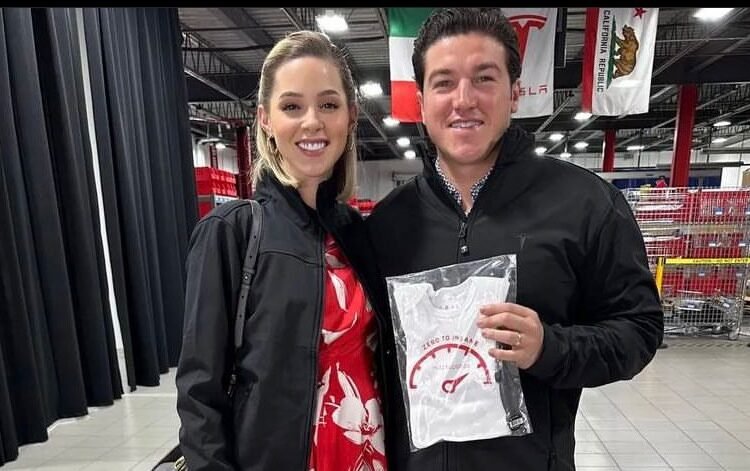 Samuel García le regala un Tesla a Mariana Rodríguez