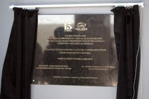 Placa por los XV años del Coliseo Centenario. Foto: Coliseo.