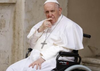 El papa Francisco va mejorando de salud tras ser internado