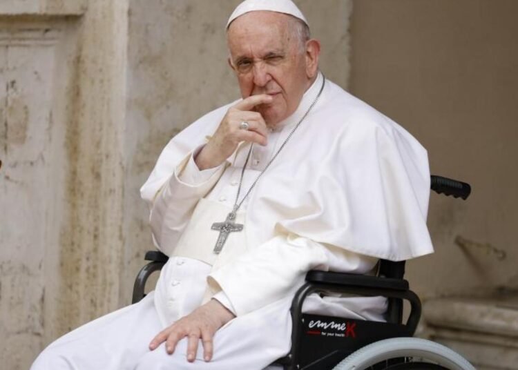 El papa Francisco va mejorando de salud tras ser internado