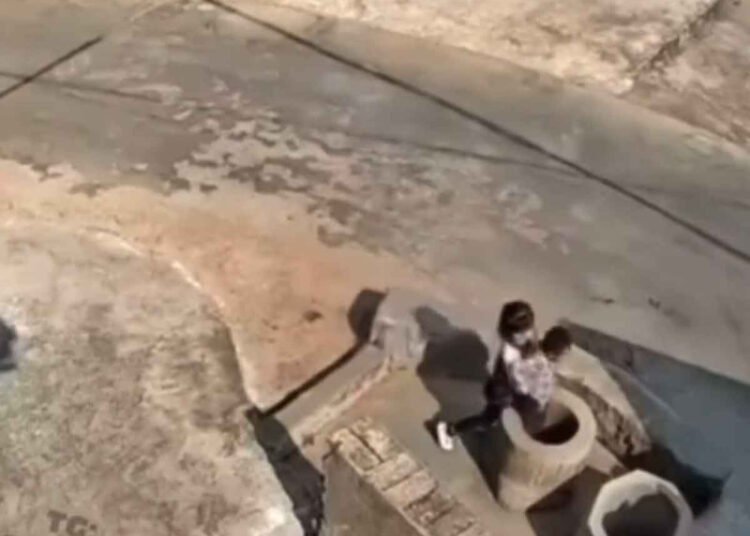 Niña arroja a pequeño de 3 años a un pozo porque lo vio en televisión