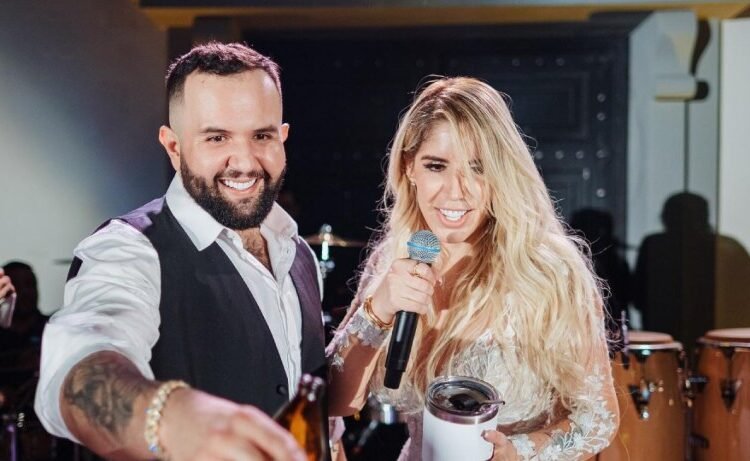 Carin León confirma su separación con su esposa