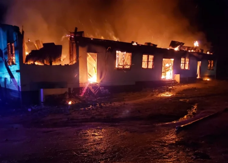 Incendio en Guayna  mueren 19 estudiantes