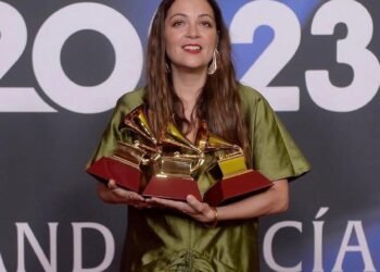 Triunfal Año para Natalia Lafourcade: Reconocimientos y Giras Internacionales