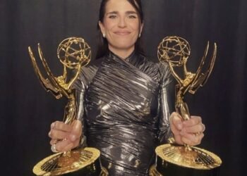 Karla Souza Triunfa en los Emmy con «La Caída» Exponiendo el Abuso en el Deporte