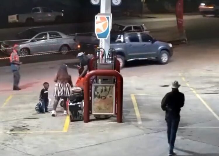 (VÍDEO SENSIBLE) Tragedia en una Gasolinera: Hombre Asesinado Frente a su Familia en un Acto Violento
