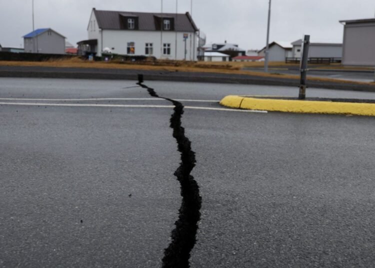(VÍDEO) Temor en Islandia por una posible erupción volcánica en medio de una zona urbana