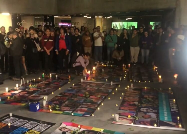 (VÍDEO) Conmovedora vigilia en la Estela de Luz en memoria del magistrado Jesús Ociel Baena Saucedo y su pareja