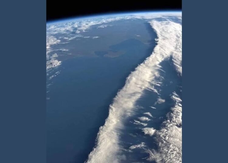 Fascinante vista desde el espacio: Astronauta Karen Nyberg captura imagen de frente frío