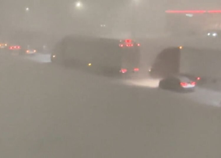 (VÍDEO) Caos en la Interestatal 90 de Nueva York: Fuerte nevada paraliza el tráfico
