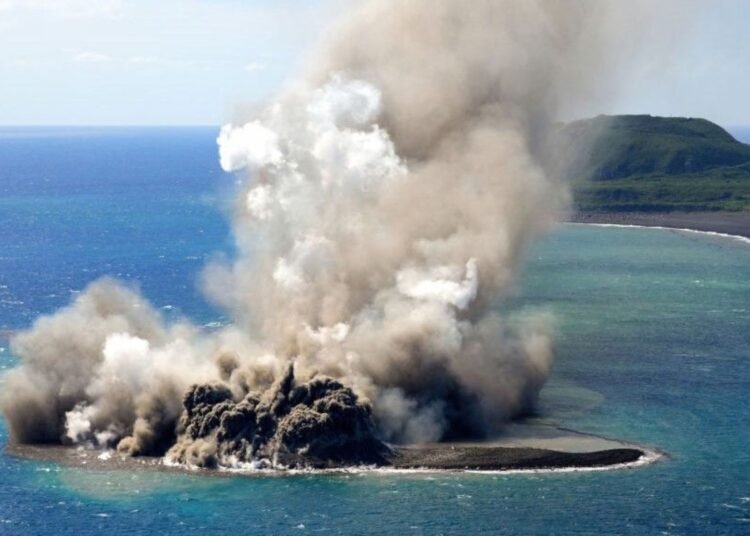 Enorme erupción volcánica en la isla Iwo Jima de Japón