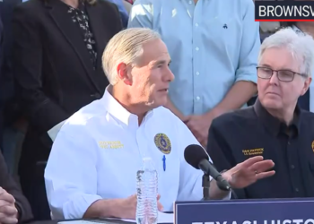 El Gobernador de Texas, Greg Abbott, promulga leyes antiinmigrantes para reforzar la seguridad fronteriza