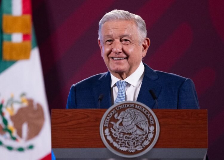 Aumento del Salario Mínimo: AMLO Anuncia un Incremento del 20% a 249 Pesos Diarios