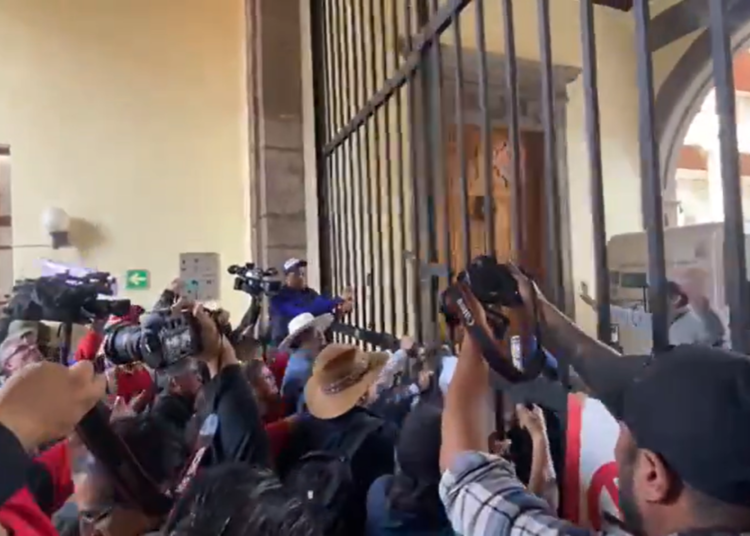 Profesores de la CNTE irrumpen en la SEP en demanda de diálogo