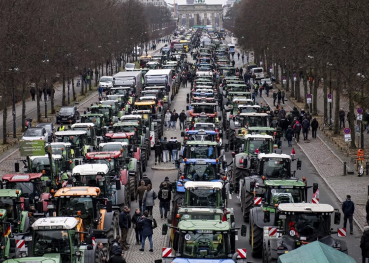 (VÍDEO) Agricultores alemanes protestan en Berlín contra el aumento de impuestos y precios del combustible