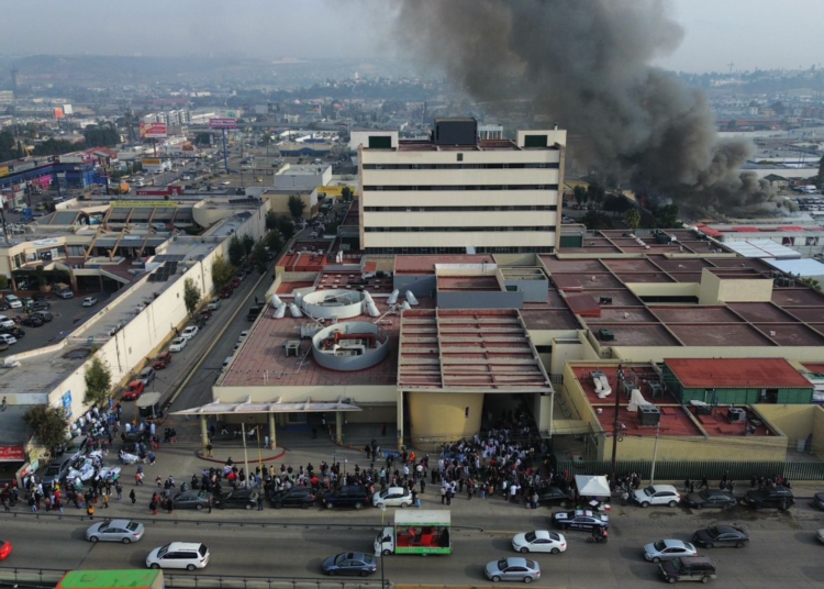 Fuerte incendio cerca de la Clínica 20 del IMSS en Tijuana obliga a desalojar el hospital