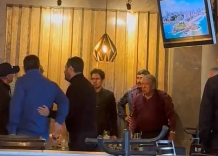 Incidente en Restaurante: Javier Corral Increpado por Grupo de Sujetos