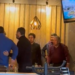 Incidente en Restaurante: Javier Corral Increpado por Grupo de Sujetos