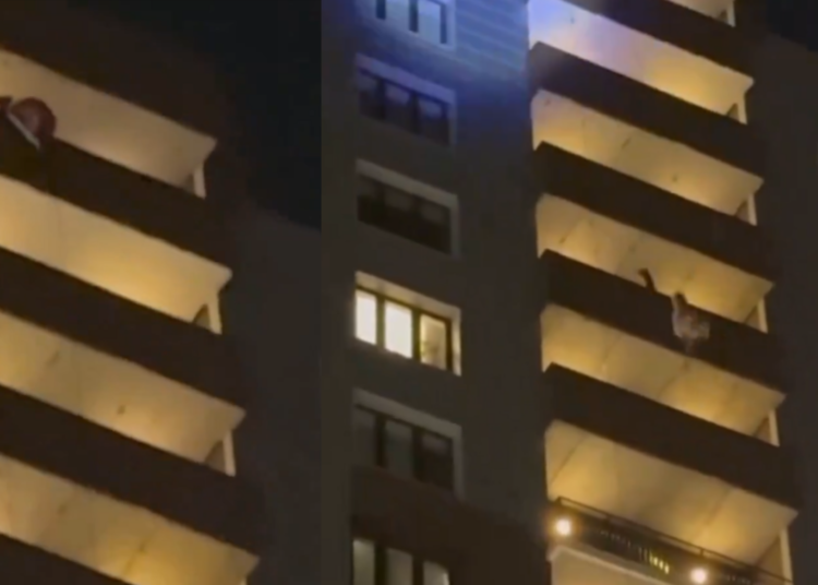 Accidente en Chelyabinsk: Escalador disfrazado de Papá Noel cae desde el piso 24″