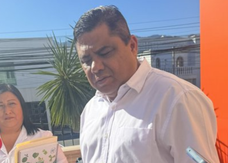 «Mario Escobar, Padre de Debanhi, Busca un Nuevo Camino en la Política de Nuevo León»