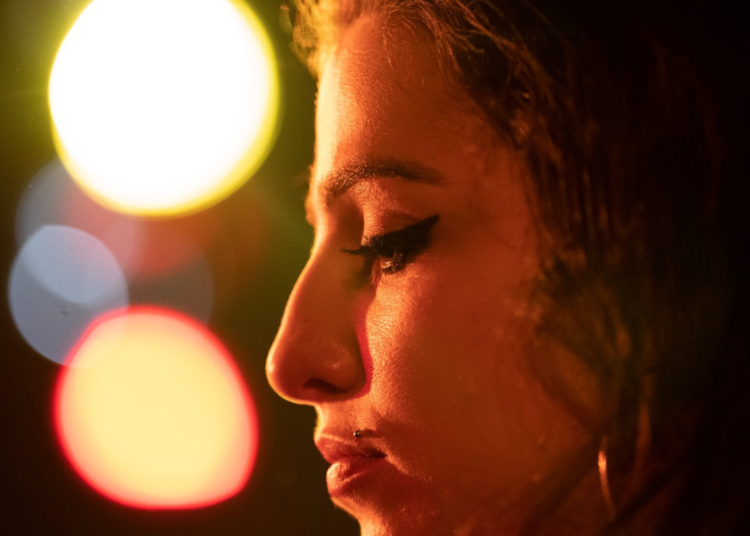 «Marisa Abela Revive a Amy Winehouse en ‘BACK TO BLACK’: Una Nueva Imagen Impactante»