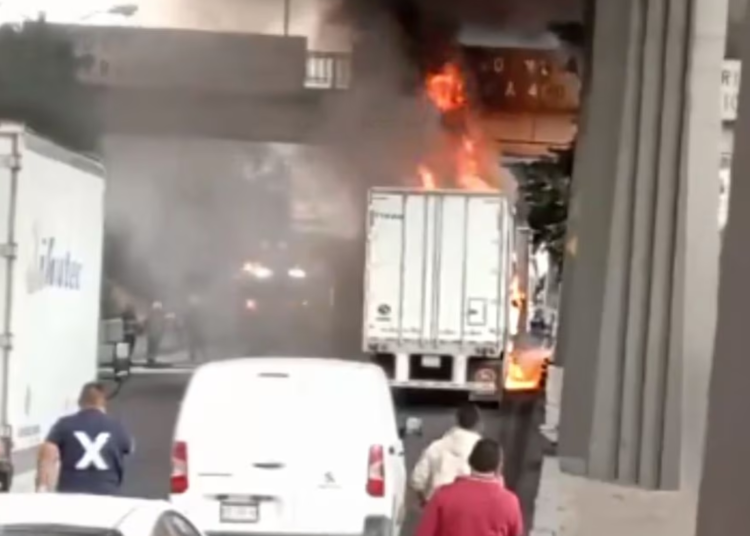 Incendio de tráiler paraliza la autopista México-Querétaro en La Quebrada