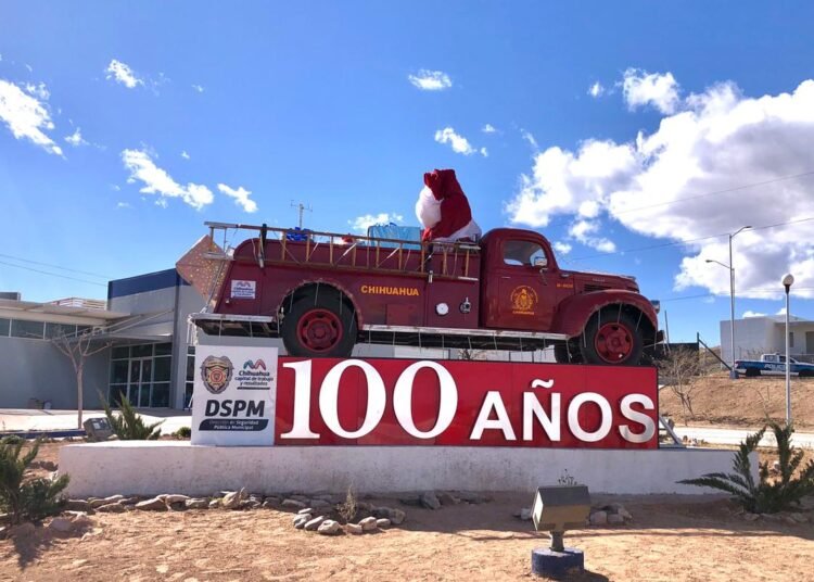 Exhiben en Comandancia Sur Emblemático Camión Bombero como Símbolo del Primer Centenario de la Corporación