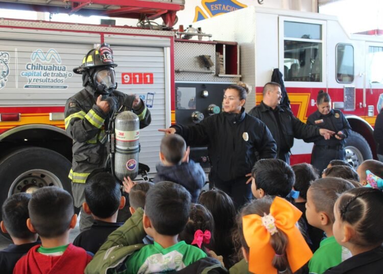 Bomberos llevan el programa “Mis Primeros Pasos en la Prevención de Incendios” a escuelas de la ciudad