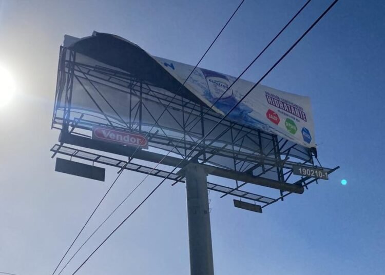 Pide Gobierno Municipal verificar estructuras de anuncios publicitarios para evitar accidentes