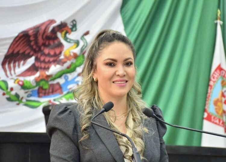 Yesenia Reyes rinde homenaje a enfermeros y enfermeras del Estado por su dedicación y esfuerzo