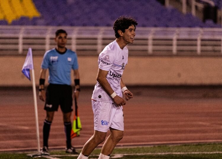 Emmanuel Quezada, destacado en el «Once Ideal» de la Liga Premier tras brillante debut