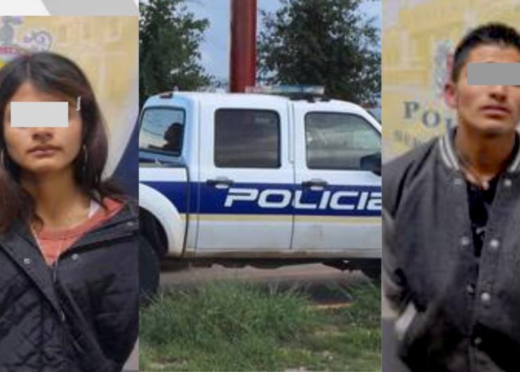 Una pareja fue detenida en la ciudad de Chihuahua tras ser sorprendida circulando a bordo de un automóvil con reporte de robo. Los hechos tuvieron lugar en la intersección de la avenida Pacheco y Juan Pablo II, donde agentes municipales procedieron a la detención con el objetivo de poner a los individuos a disposición de la Fiscalía General del Estado para determinar su posible implicación en el delito.  Los arrestados, identificados como Jesús Adrián A. G. y Joselin G. L., fueron inicialmente detectados por las cámaras de la Plataforma Escudo Chihuahua mientras conducían el vehículo Nissan Tsuru por la avenida Nueva España y calle 3a. Desde allí, siguieron su trayecto hasta la intersección de Pacheco y Juan Pablo II, donde los agentes les ordenaron detenerse. Tras una verificación, se confirmó que el automóvil había sido reportado como robado durante la madrugada en un domicilio ubicado en la colonia Aeropuerto.  Siguiendo los protocolos establecidos, los detenidos fueron puestos a disposición de las autoridades correspondientes, mientras que el vehículo fue remitido a los corralones del C4, donde podrá ser reclamado por su legítimo propietario.  Es importante destacar que esta información es proporcionada con fines meramente informativos, y será la autoridad competente la encargada de determinar la posible responsabilidad de las personas mencionadas en este suceso.  Para estar al tanto de más información y actualizaciones sobre noticias en el estado de Chihuahua, te invitamos a seguir a «Soy Chihuahua».