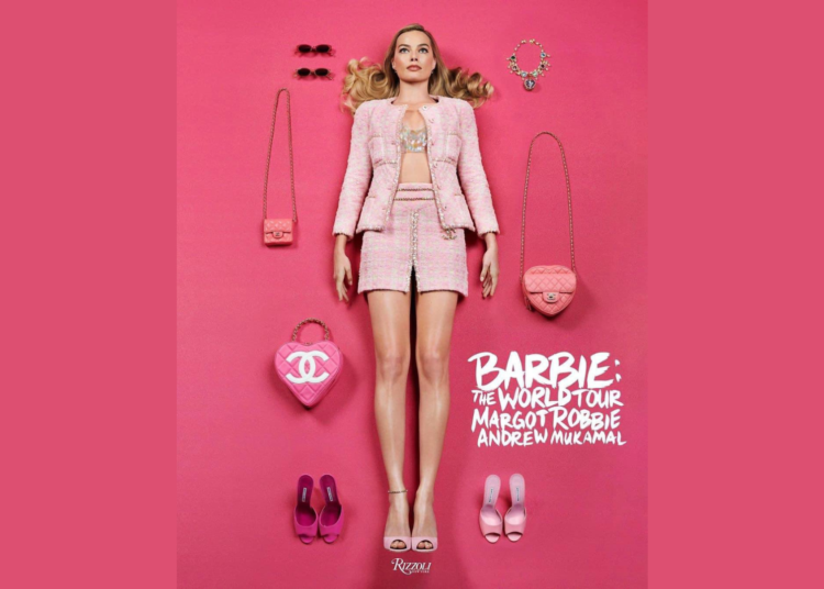 Margot Robbie deslumbra en la portada de «Barbie: The World Tour» con sus icónicos accesorios de la gira mundial