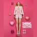 Margot Robbie deslumbra en la portada de «Barbie: The World Tour» con sus icónicos accesorios de la gira mundial