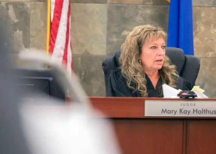 Ataque en sala de tribunal de Las Vegas: Jueza Mary Kay Holthus herida durante violento incidente