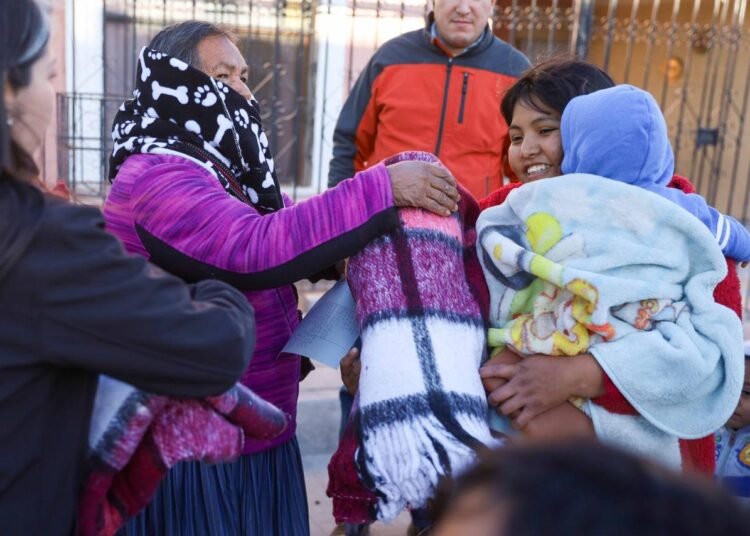 Distribución de 1300 Cobijas por el Estado Mitiga Impacto del Frente Frío en Comunidades Indígenas Urbanas de Chihuahua